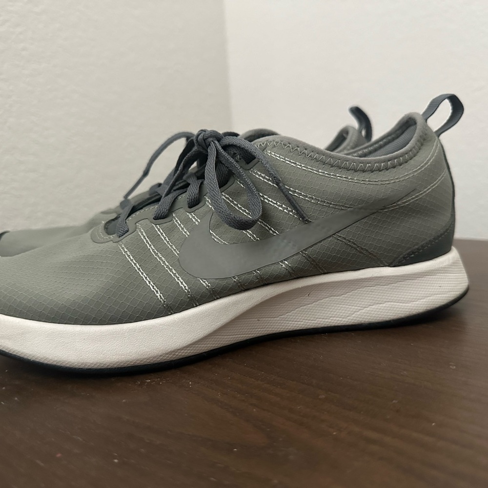 Nike Gray Sneakers Lightweight Performance Design